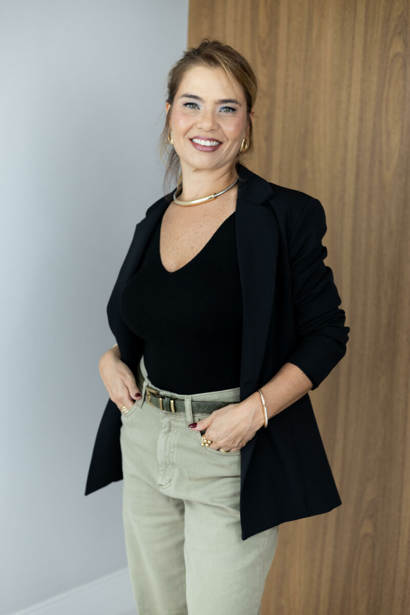 Imagem de Regata Nina Tricot - Preta - Básica com Estilo e Toque Sofisticado